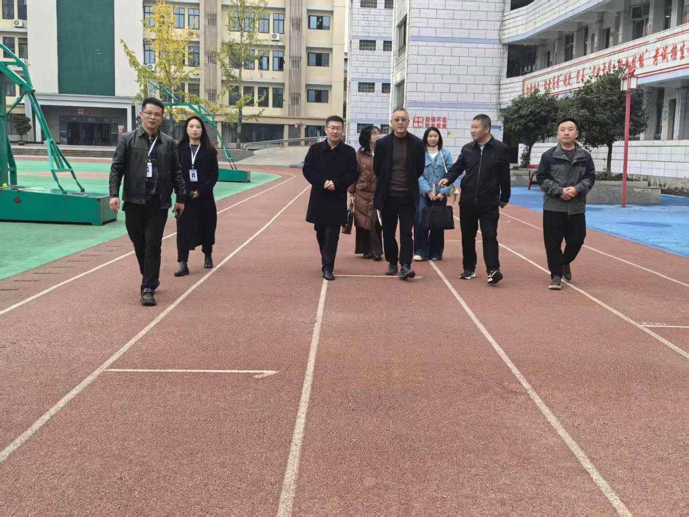 宜宾市教育和体育局副局长郎红一行莅临长宁职校调研视导